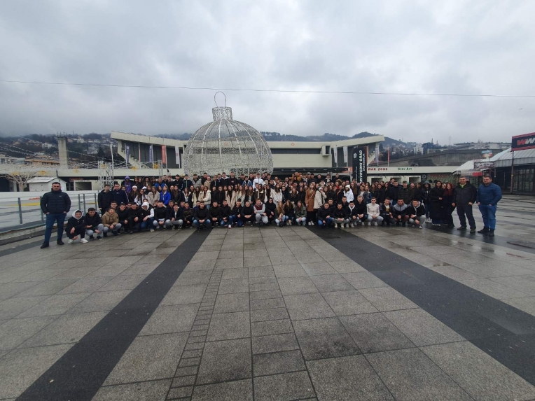 Učenici i profesori naše škole u posjeti ledenoj dvorani u Skenderiji